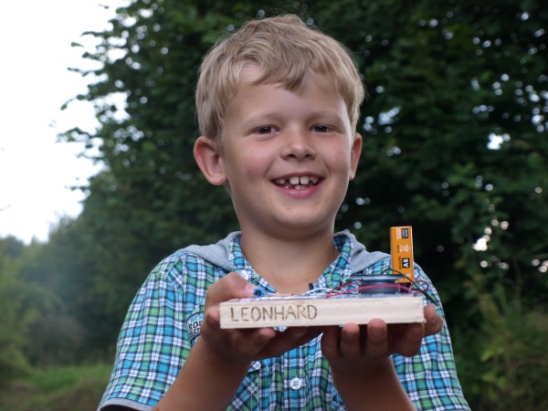 Selbst gelötete Sirene mit stolzem Besitzer